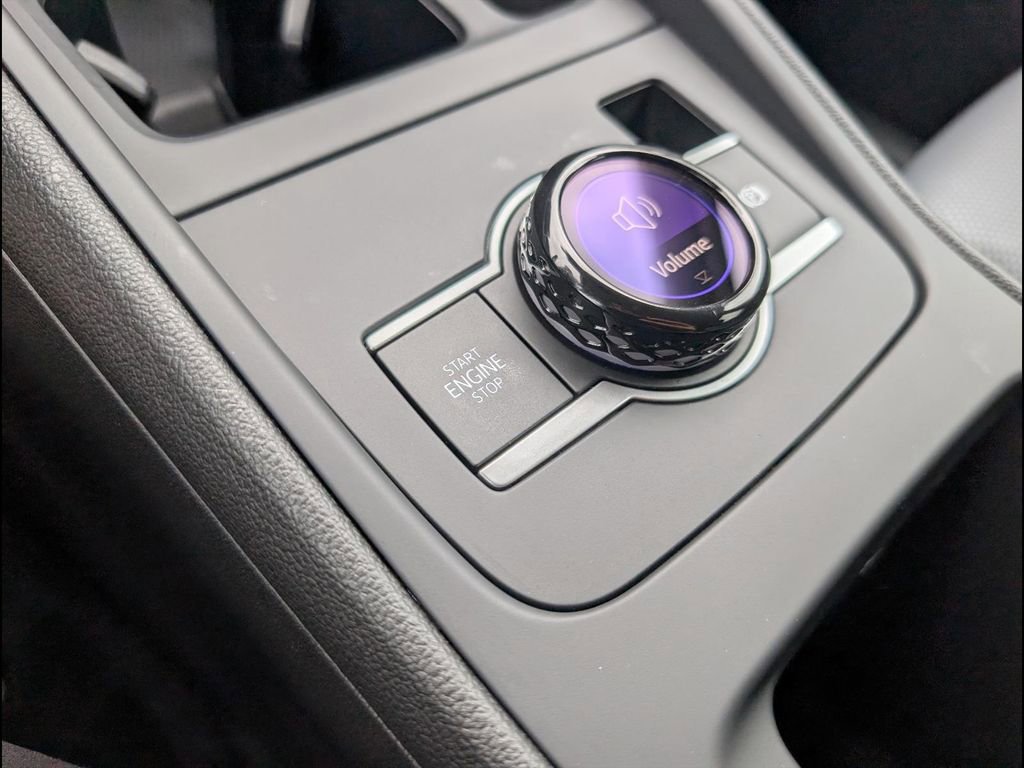 Used 2025 Volkswagen Tiguan SE image 19