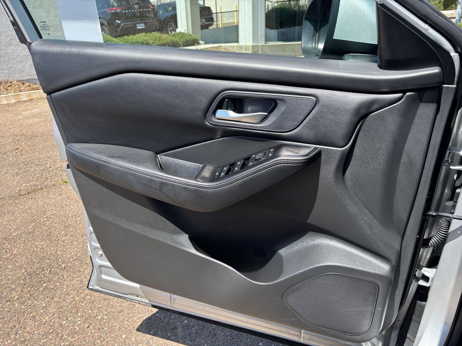 Used 2025 Nissan Rogue SV AWD/4WD image 18