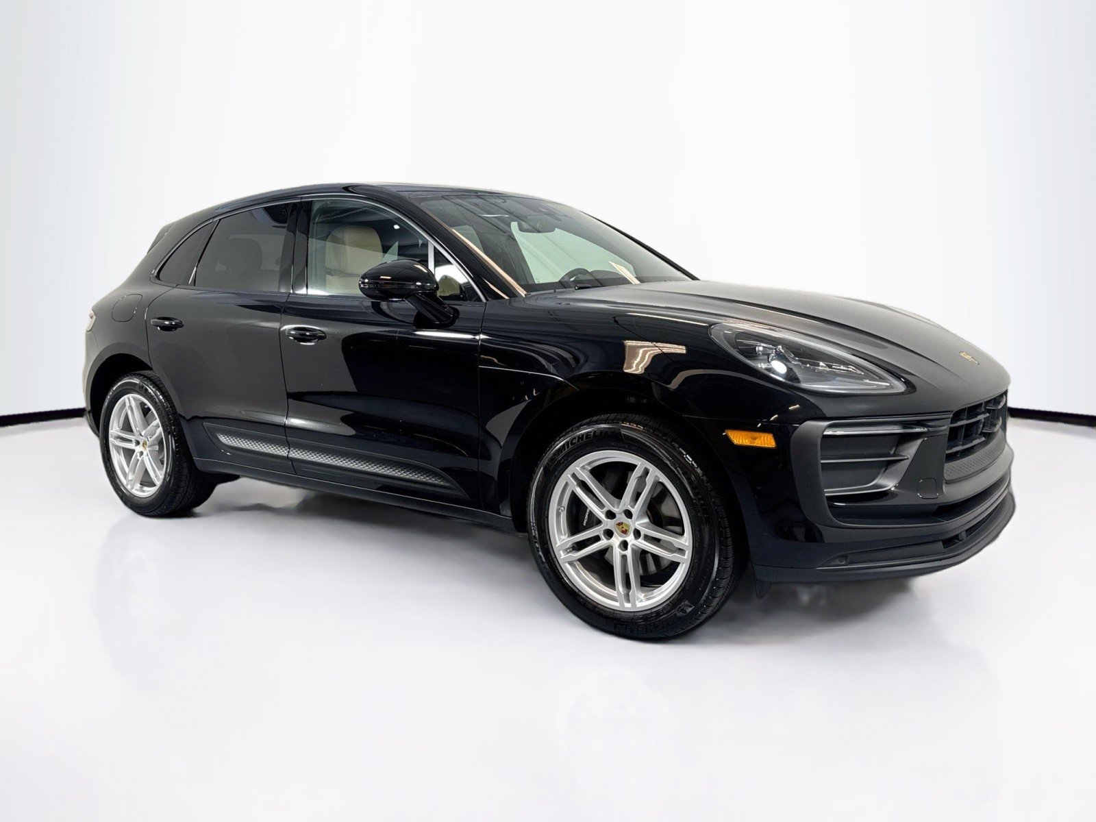 Certified 2025 Porsche Macan image 7
