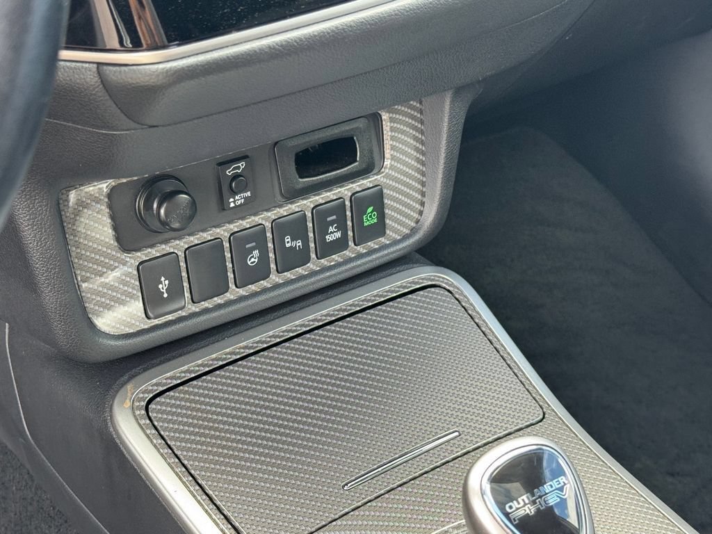 Used 2020 Mitsubishi Outlander 4WD Plug-In Hybrid image 23