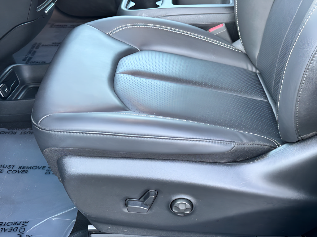 Used 2025 Chrysler Pacifica Select FWD image 24