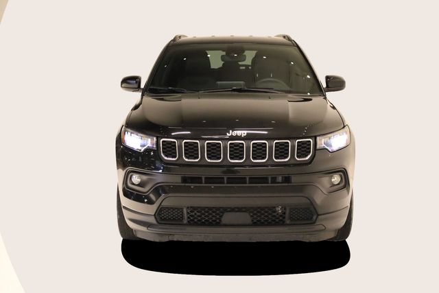 Used 2025 Jeep Compass Latitude AWD/4WD image 3