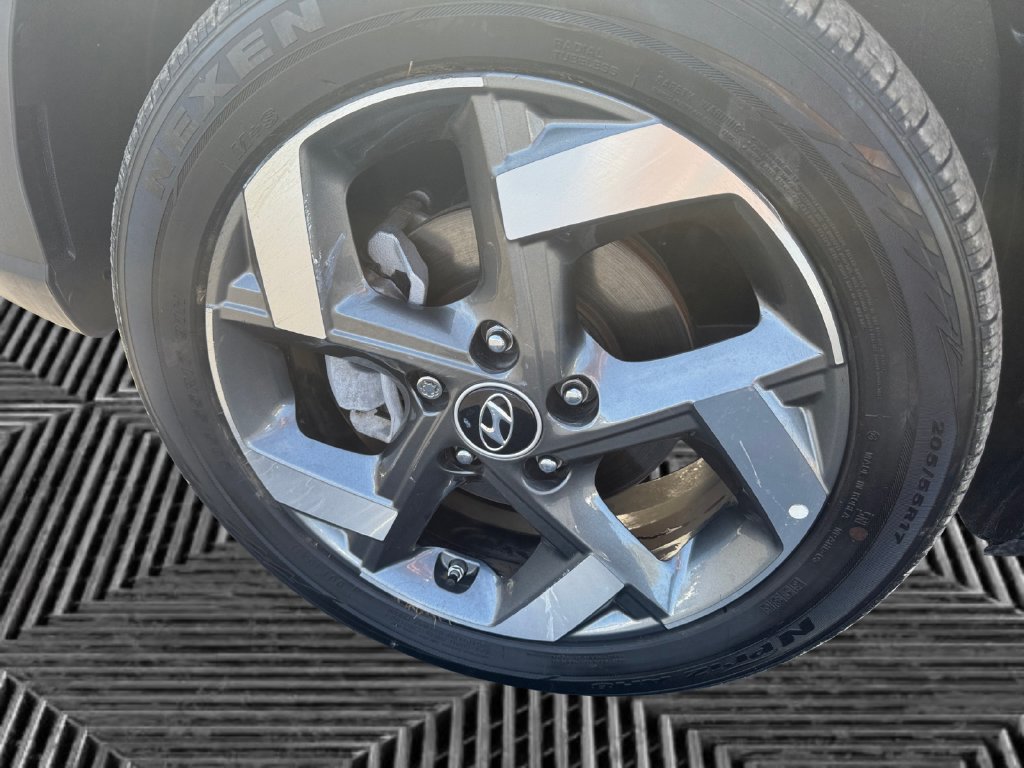 Used 2025 Hyundai Venue Limited FWD image 14