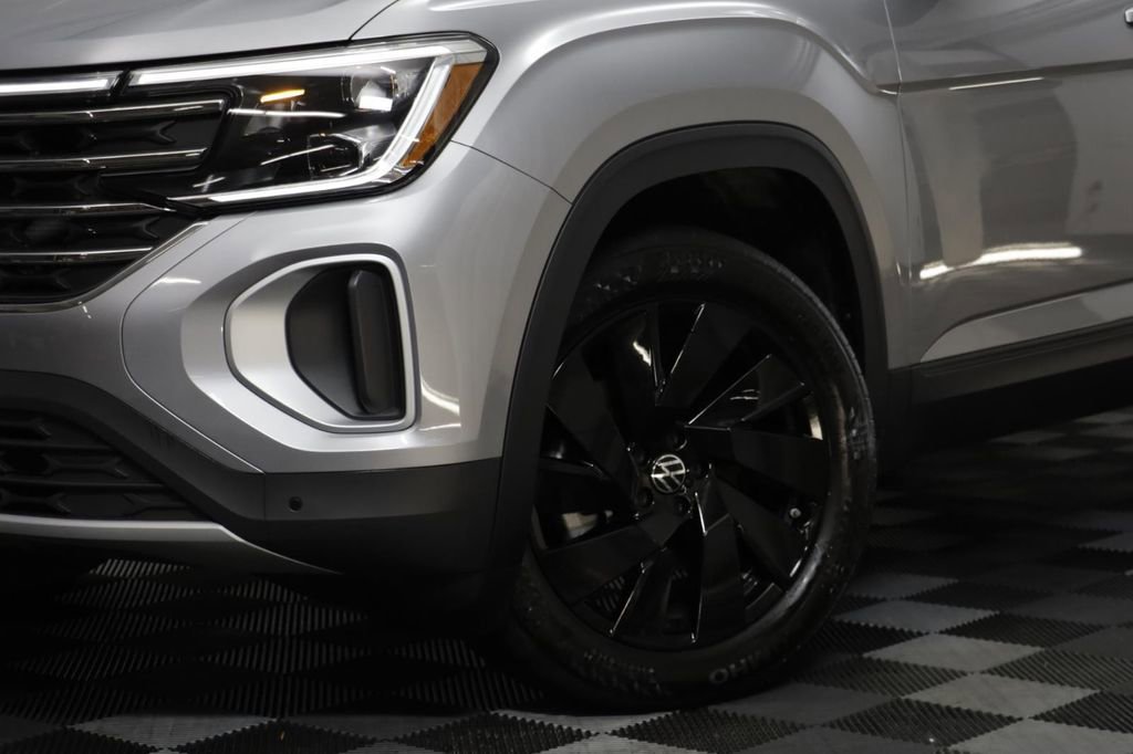 Used 2025 Volkswagen Atlas SE w/ Black Wheel Package image 3