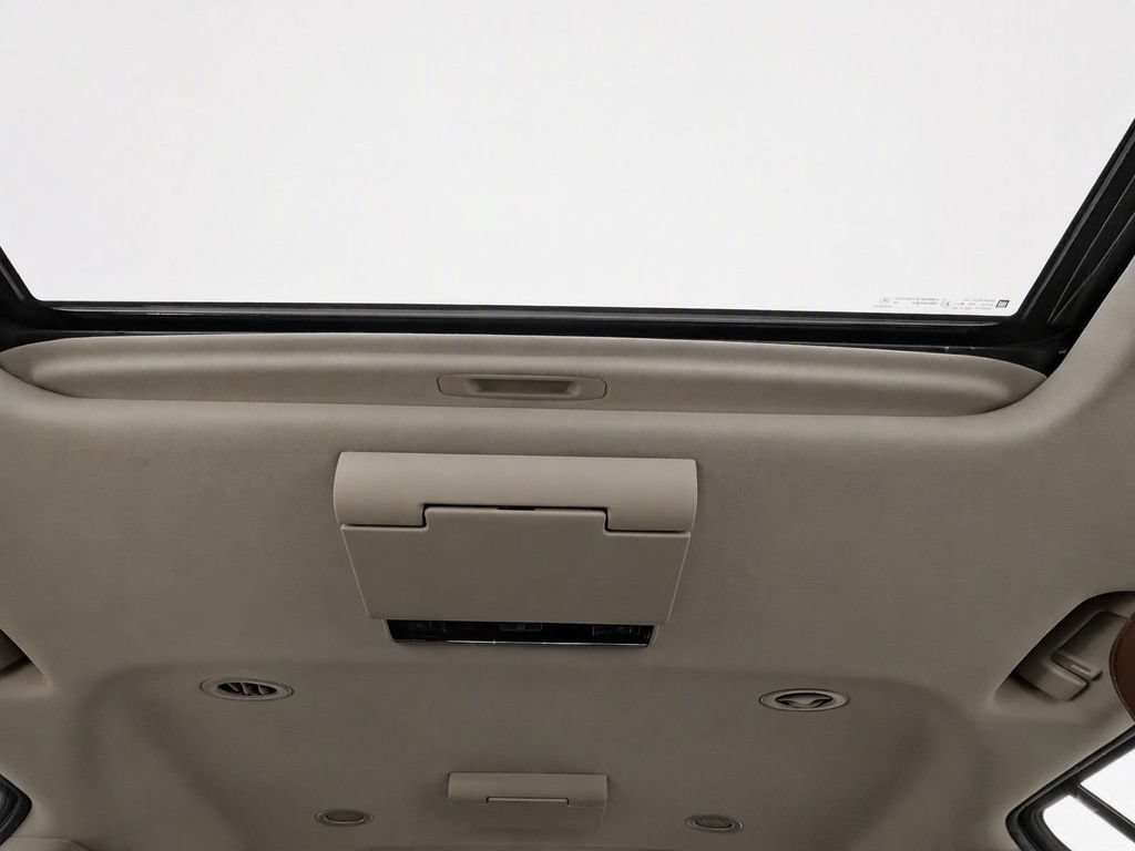 Used 2018 Chevrolet Suburban Premier RWD image 21