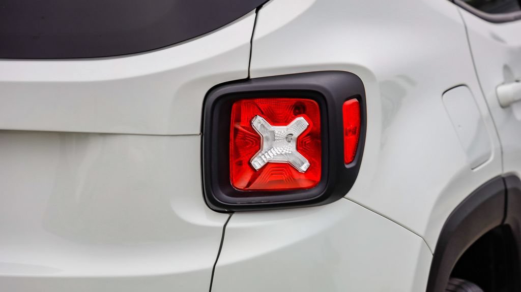 Used 2023 Jeep Renegade Latitude AWD/4WD image 10