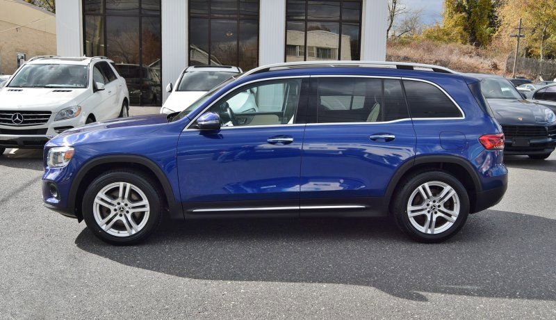 Used 2021 Mercedes-Benz GLB 250 4MATIC w/ Premium Package image 3