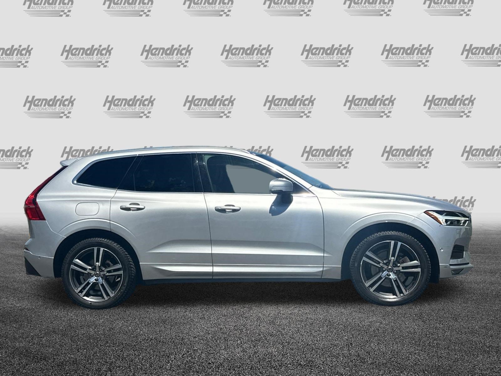 Used 2018 Volvo XC60 T6 Momentum w/ Convenience Package AWD/4WD image 3
