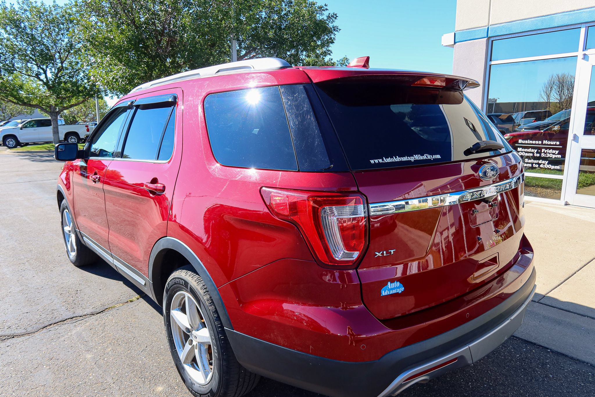 Used 2017 Ford Explorer XLT w/ Equipment Group 202A AWD/4WD image 9