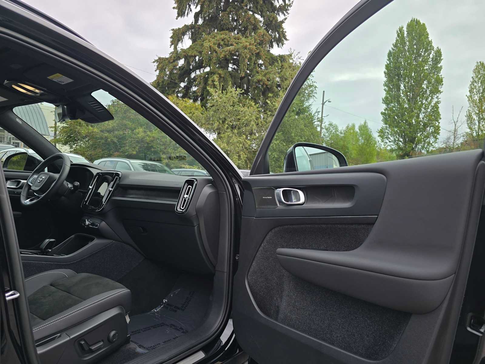 Certified 2023 Volvo XC40 Recharge Ultimate AWD/4WD image 12