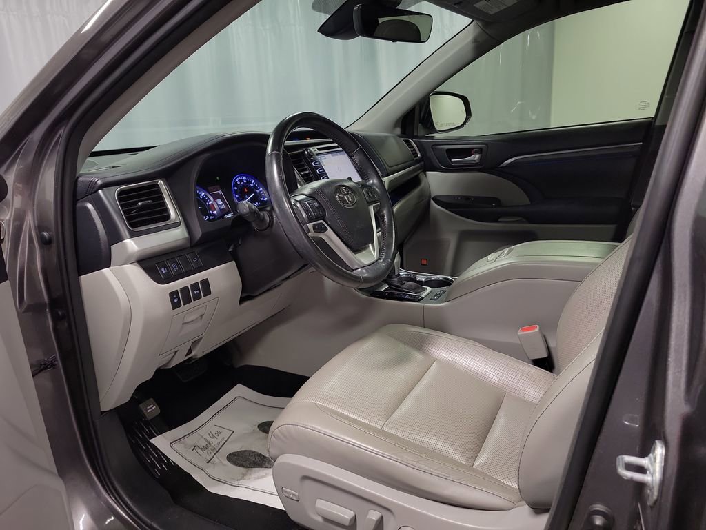 Used 2018 Toyota Highlander Limited image 12