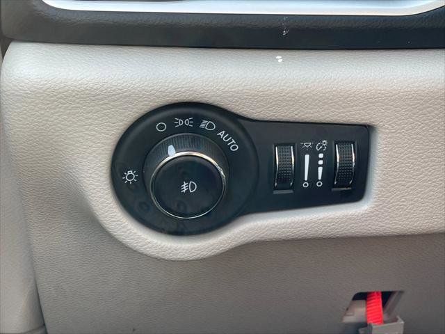 Used 2024 Chrysler Pacifica Touring-L image 31