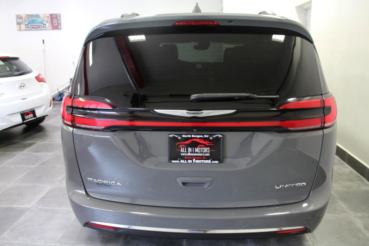 Used 2022 Chrysler Pacifica Limited image 6