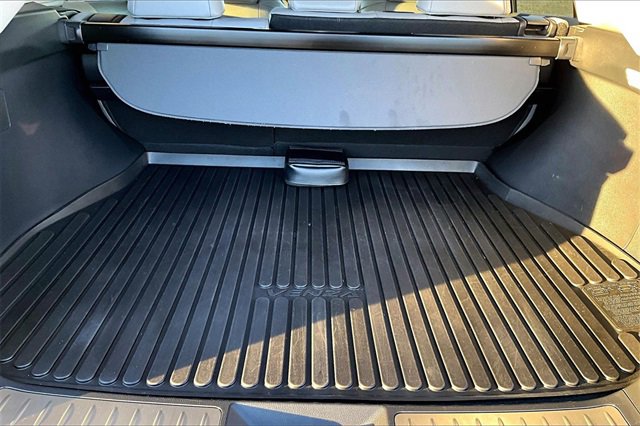 Used 2022 Toyota Venza XLE image 25