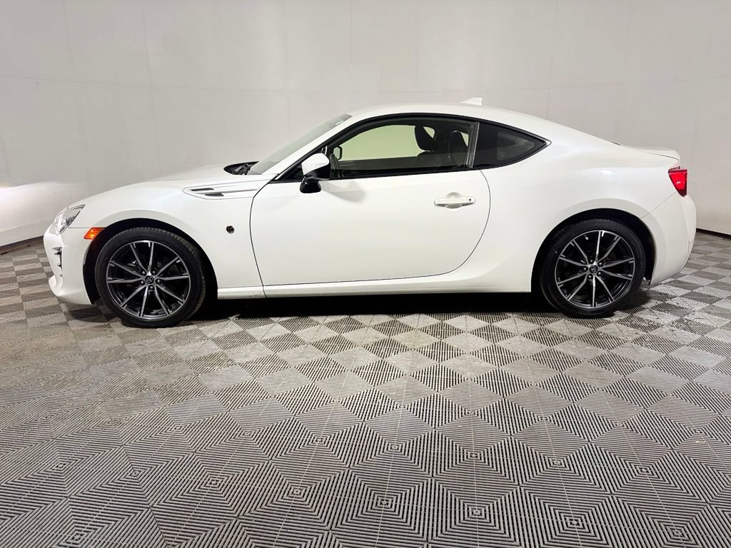 Used 2017 Toyota 86 RWD image 3