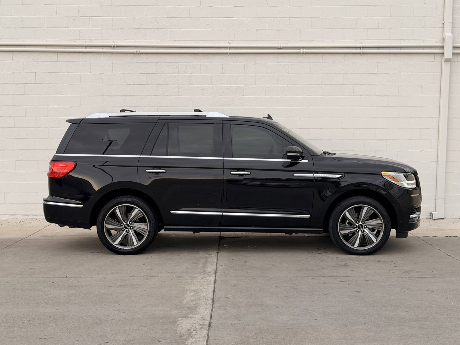 Used 2019 Lincoln Navigator Reserve image 3