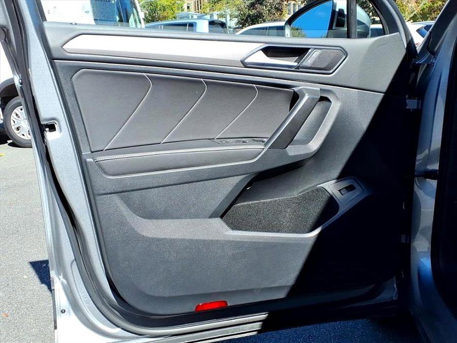 Used 2024 Volkswagen Tiguan SE image 17