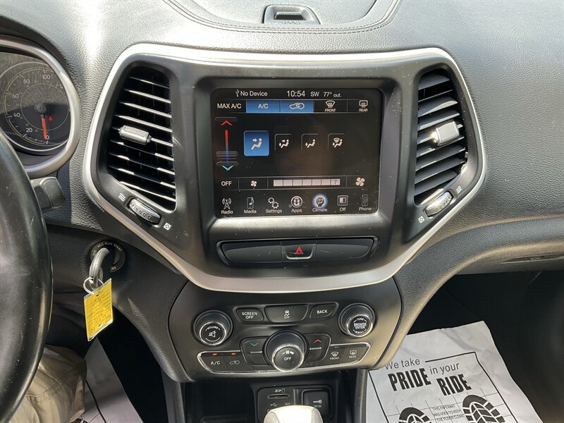 Used 2016 Jeep Cherokee Latitude FWD image 34