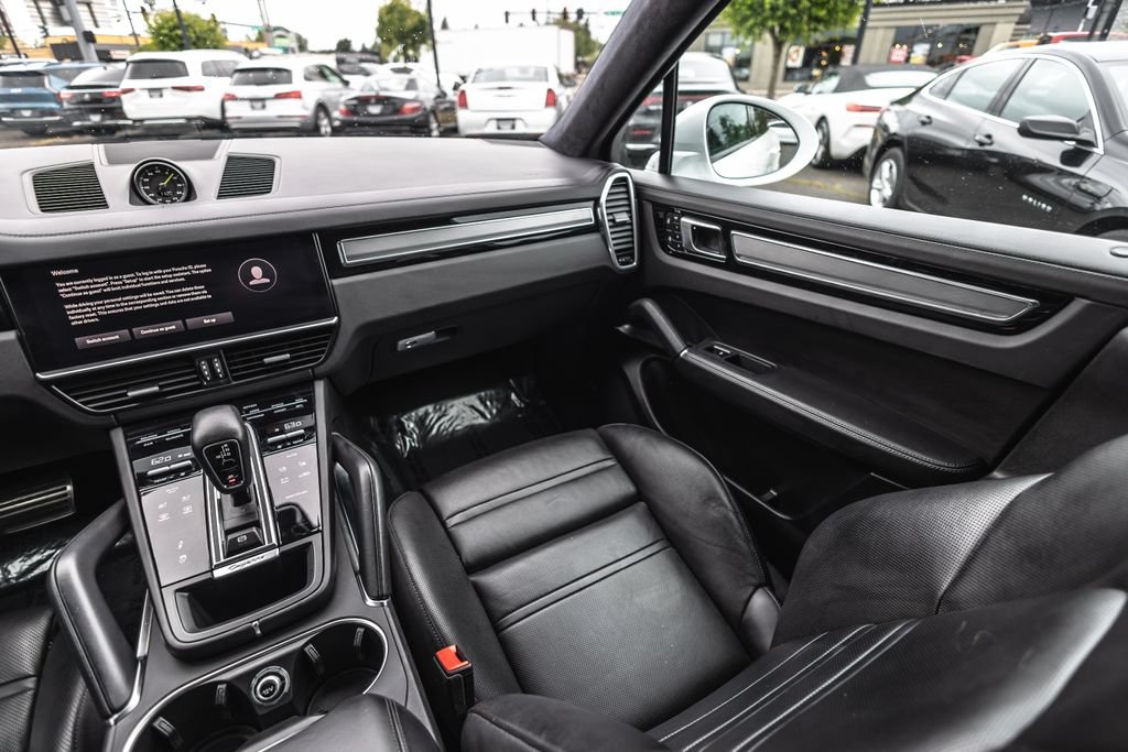 Used 2023 Porsche Cayenne Turbo S AWD/4WD image 28