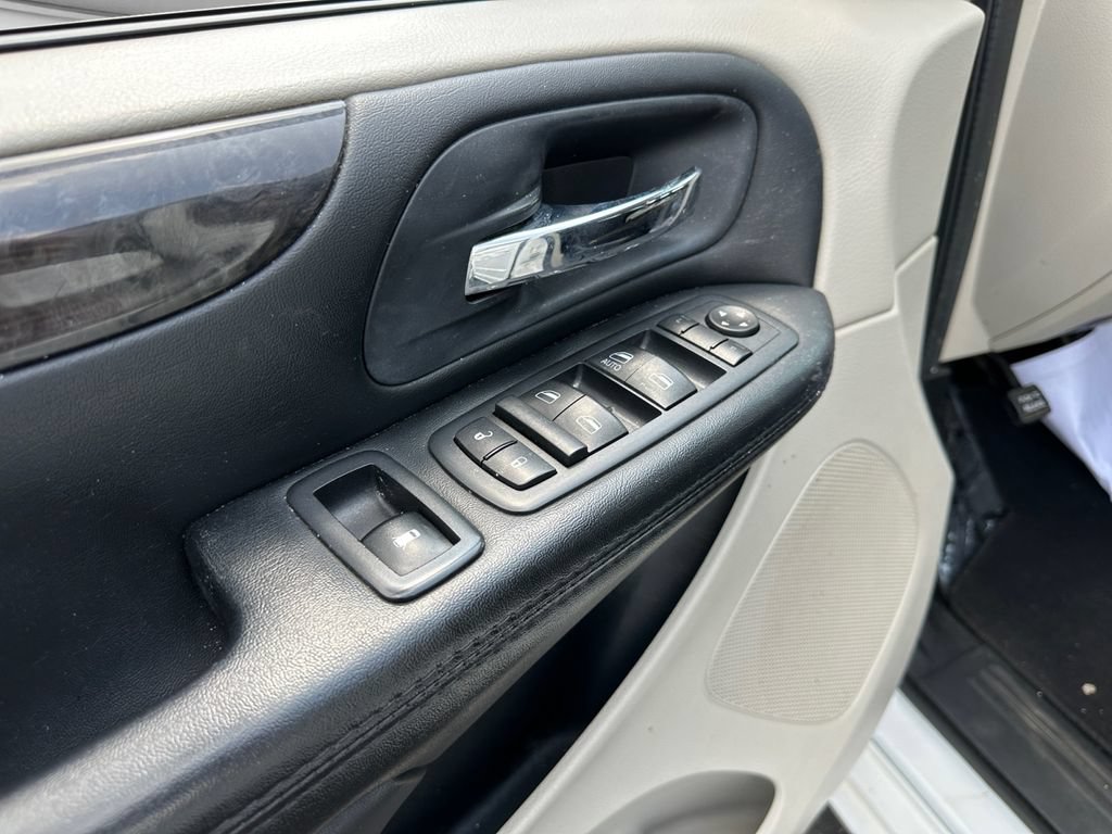 Used 2016 Dodge Grand Caravan SXT FWD image 17