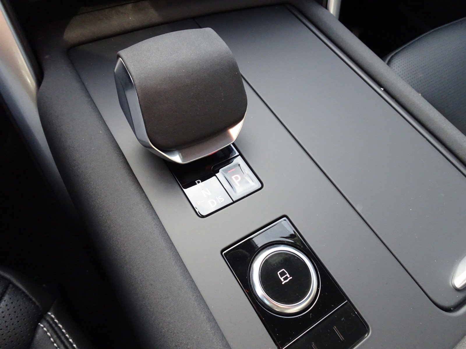 New 2025 Land Rover Discovery S image 23