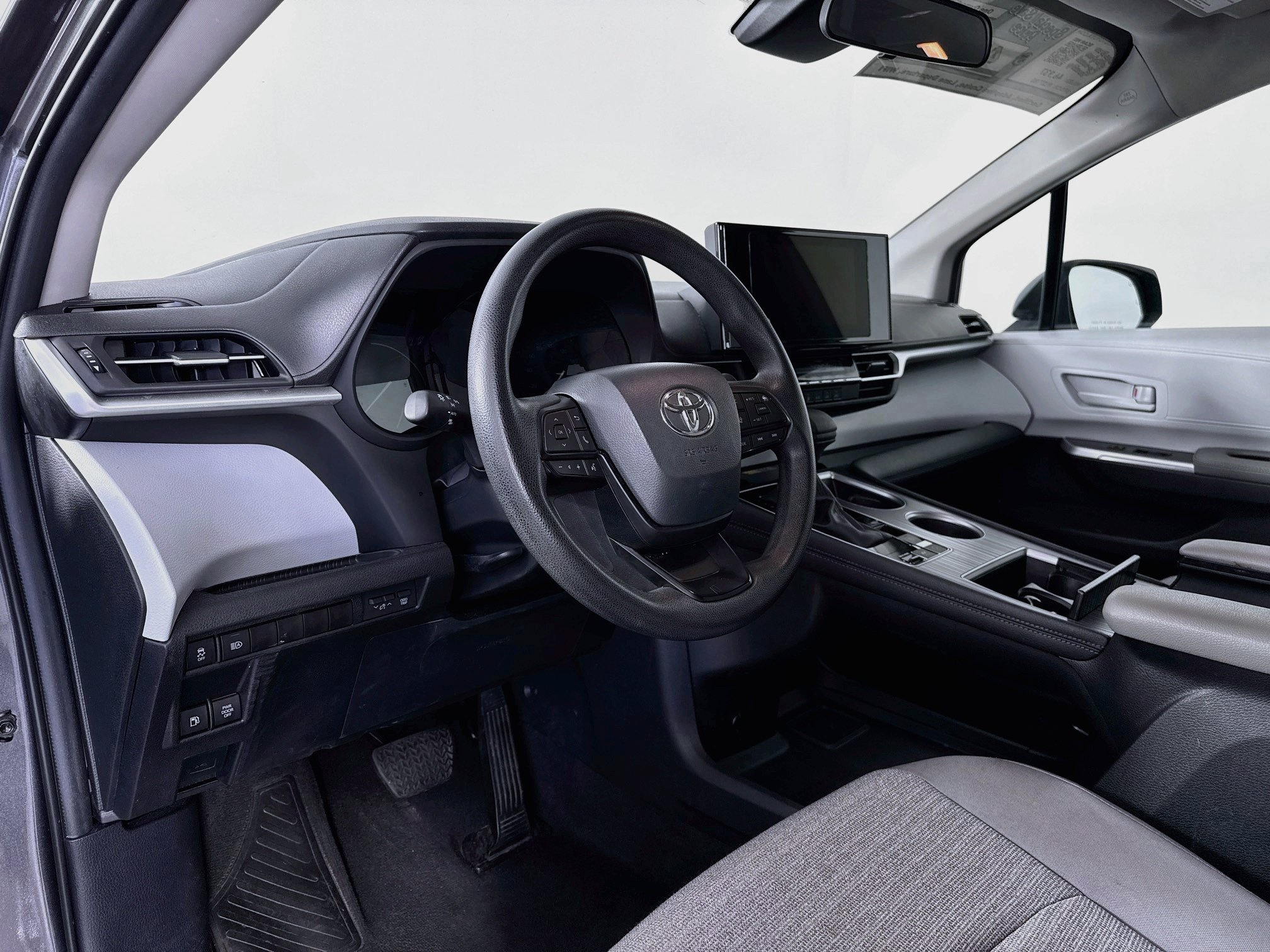 Certified 2025 Toyota Sienna LE FWD image 9
