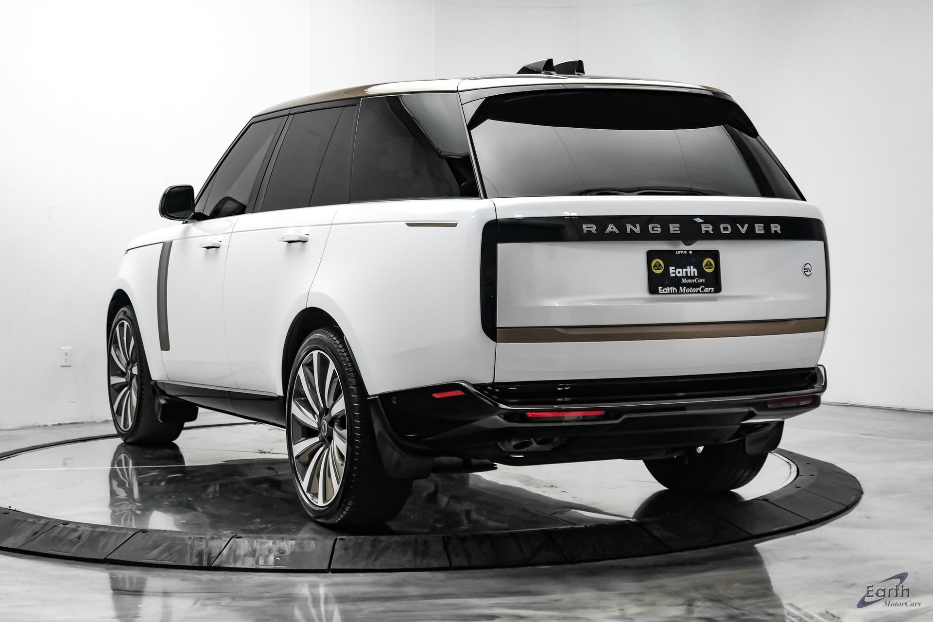 Used 2024 Land Rover Range Rover SV AWD/4WD image 11