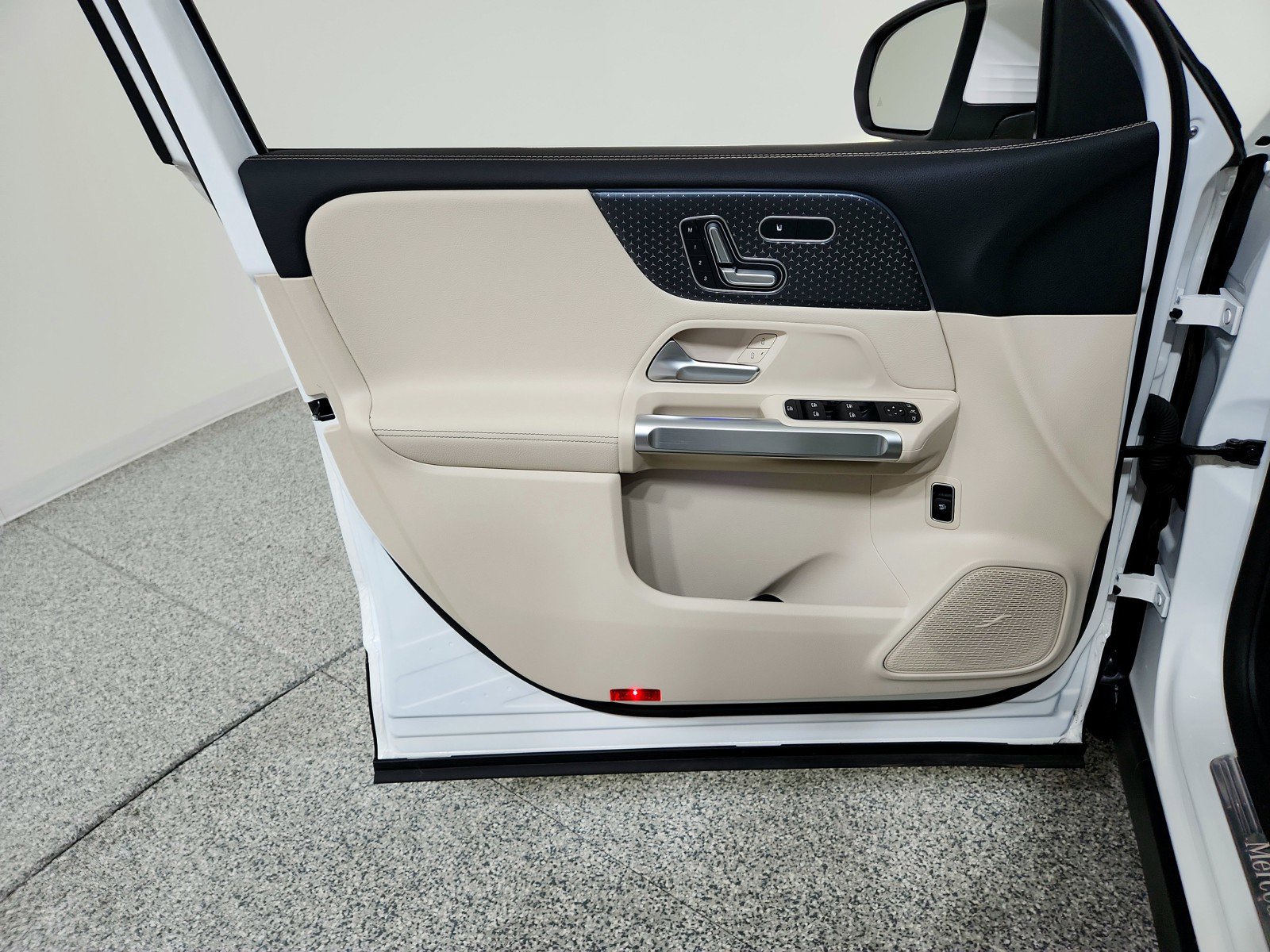 Certified 2025 Mercedes-Benz GLB 250 4MATIC w/ Exclusive Package image 19