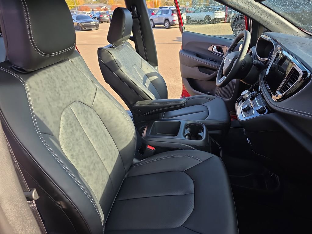 New 2026 Chrysler Pacifica Select image 10