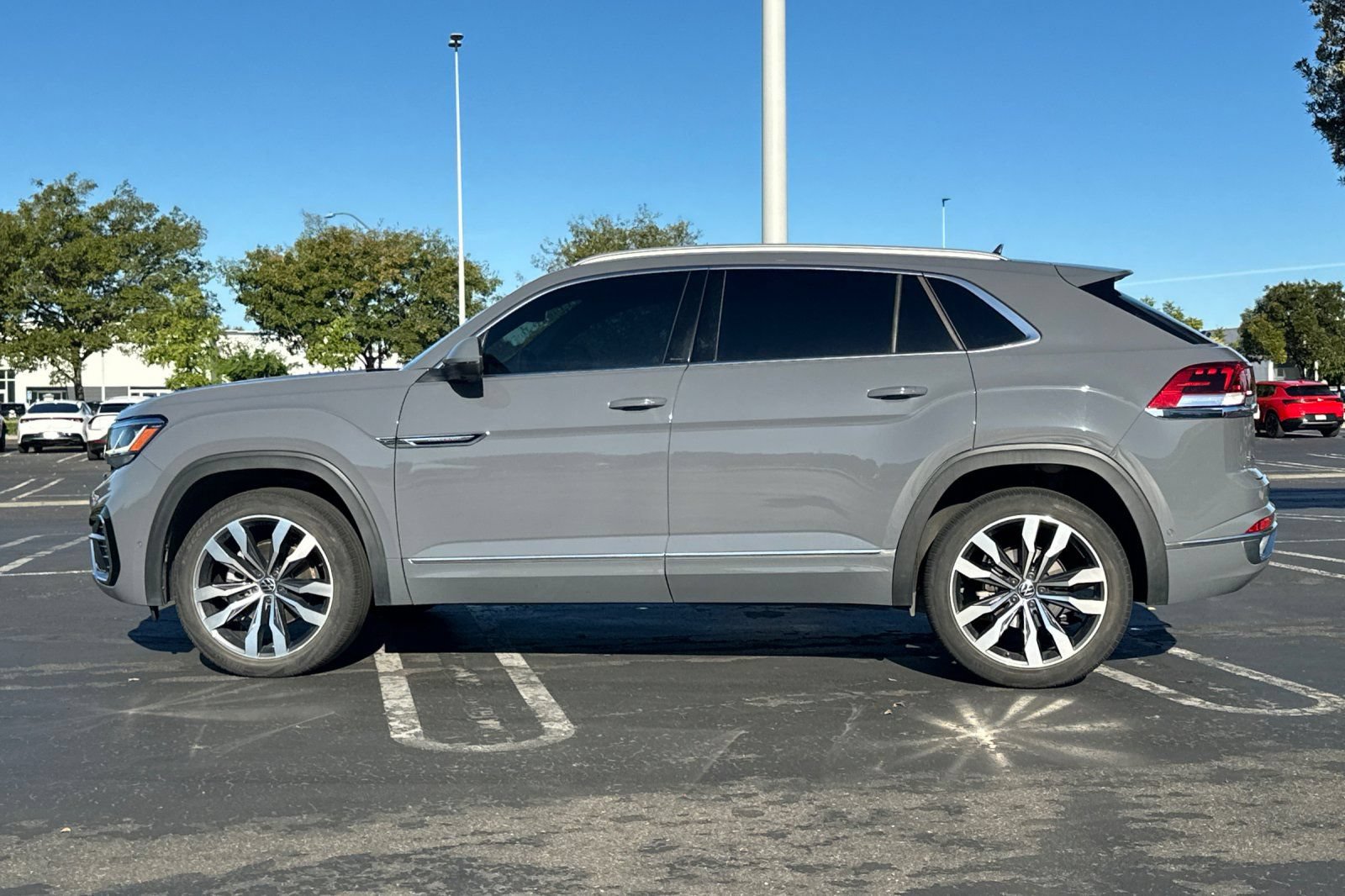 Used 2021 Volkswagen Atlas Cross Sport SEL Premium R-Line w/ Luggage Net & Mats Package AWD/4WD image 7