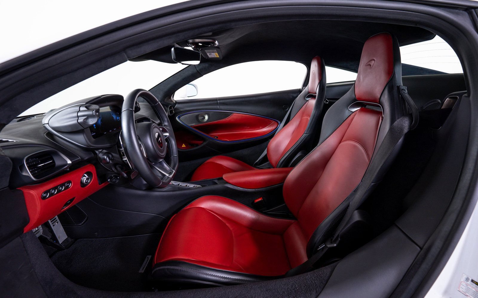 Used 2023 McLaren Artura RWD image 17