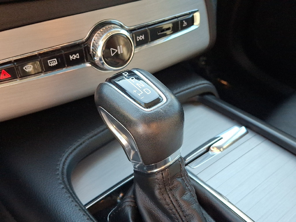 Used 2021 Volvo XC90 T5 Momentum w/ Climate Package FWD image 18