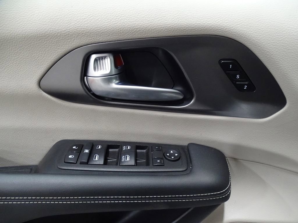 Used 2024 Chrysler Pacifica Touring-L image 18