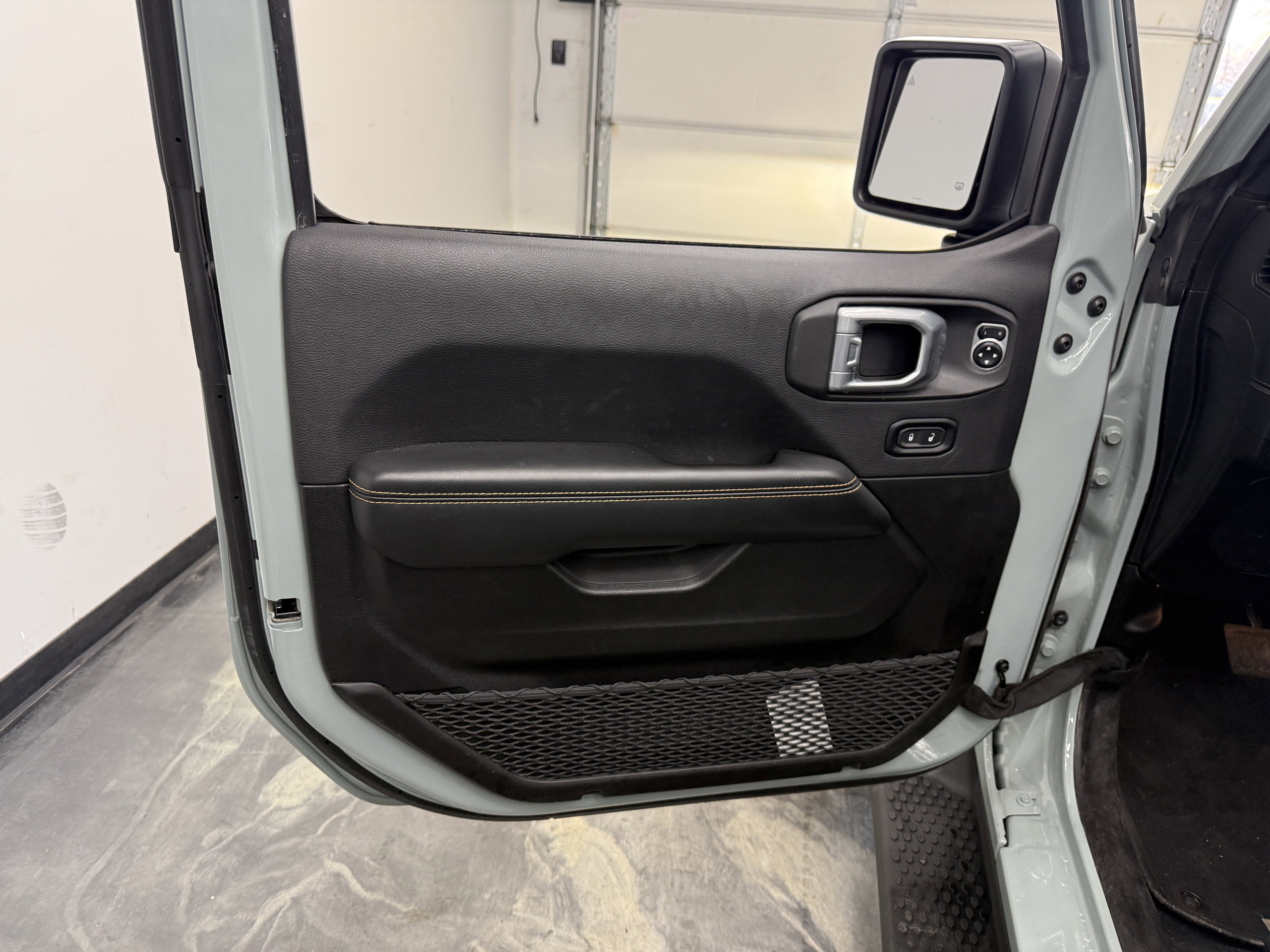 Used 2024 Jeep Wrangler Unlimited Sahara w/ Technology Group AWD/4WD image 9