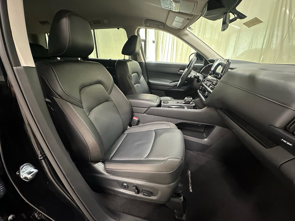 Used 2025 Nissan Pathfinder SL AWD/4WD image 18