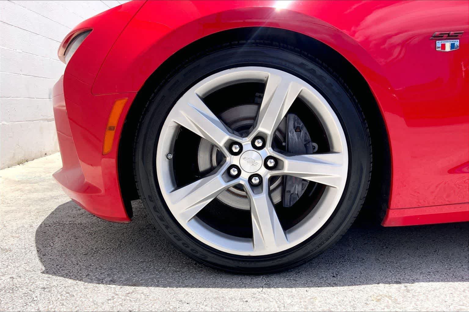 Used 2018 Chevrolet Camaro SS RWD image 8
