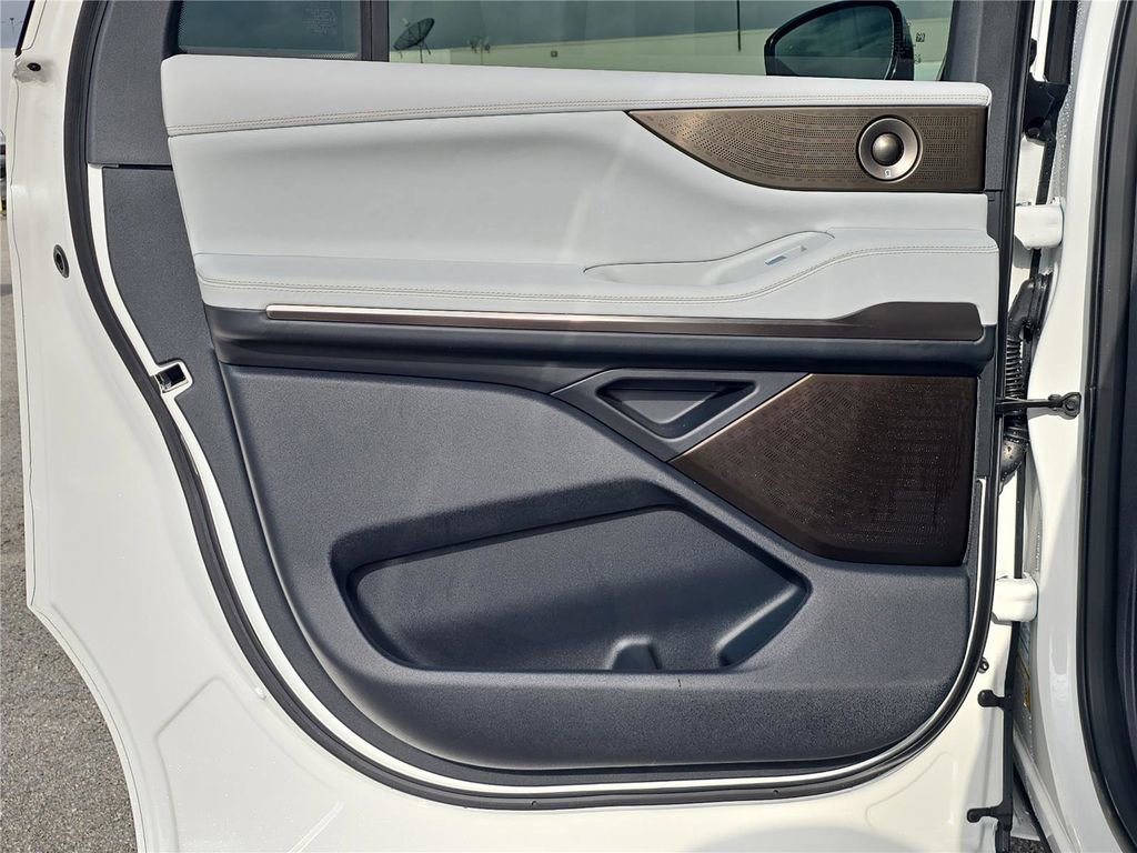 New 2026 Lincoln Navigator L Black Label w/ Black Label Special Edition AWD/4WD image 11