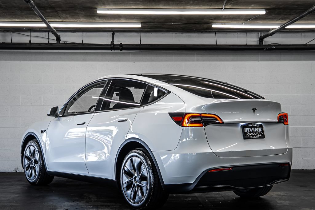 Used 2025 Tesla Model Y Long Range RWD image 3