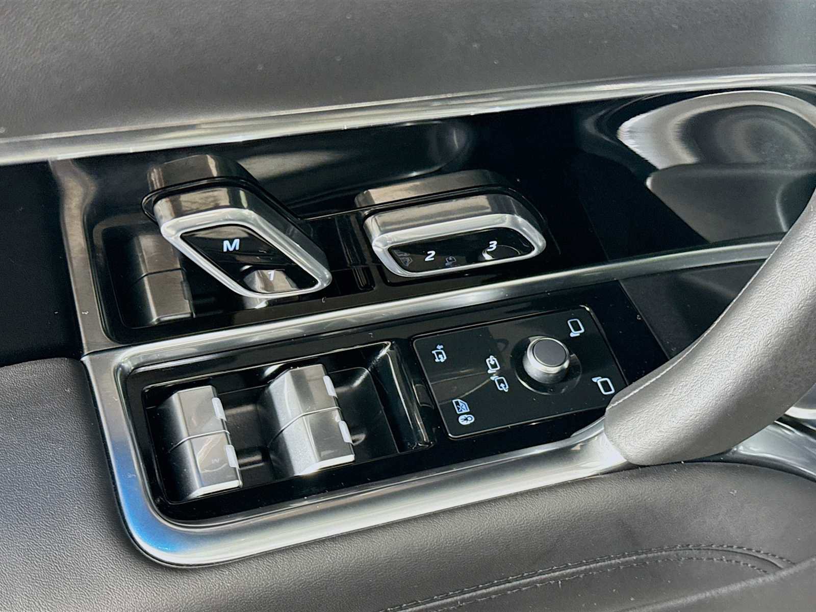 Certified 2025 Land Rover Range Rover Autobiography image 19