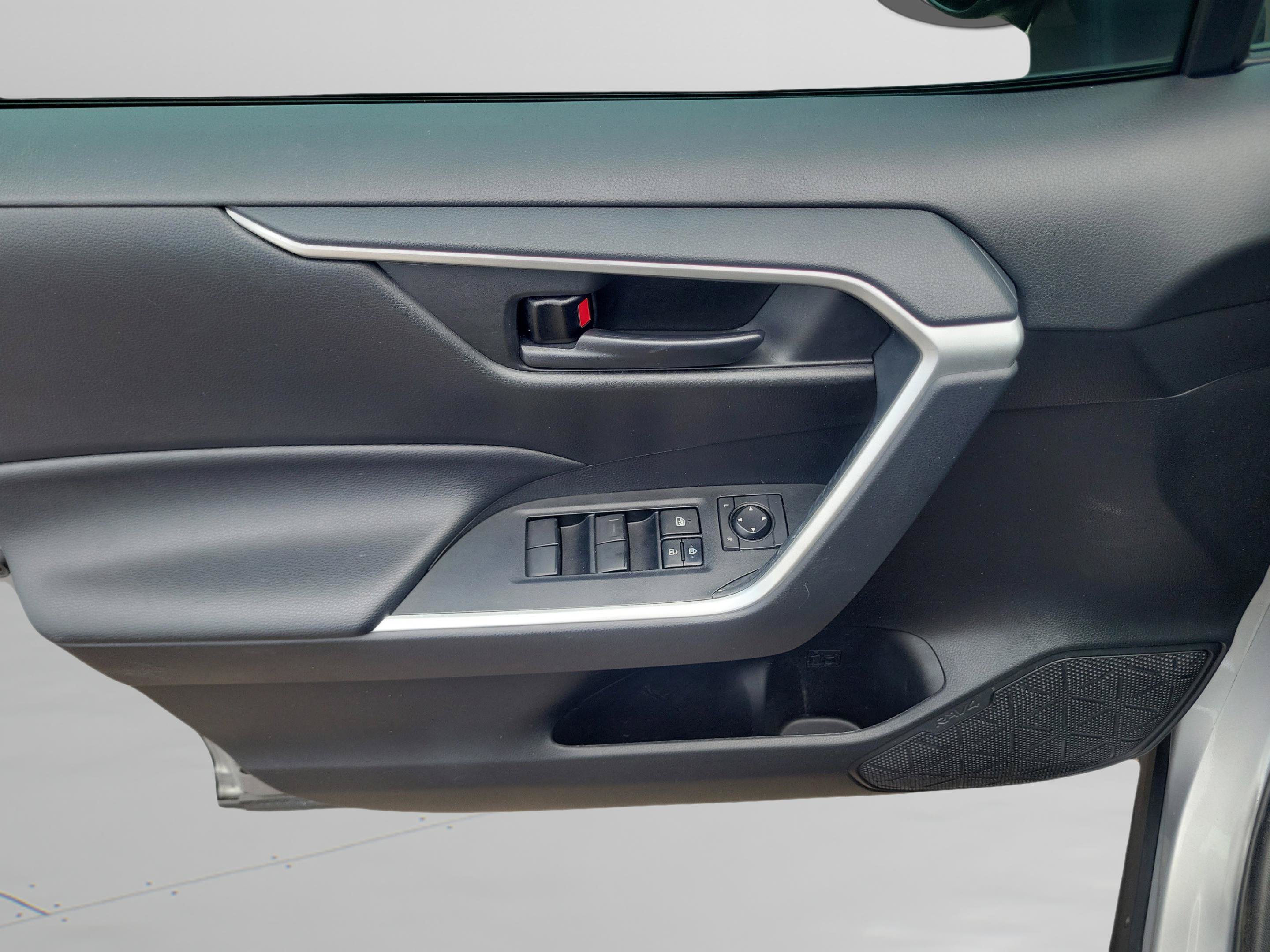 Used 2021 Toyota RAV4 LE FWD image 21