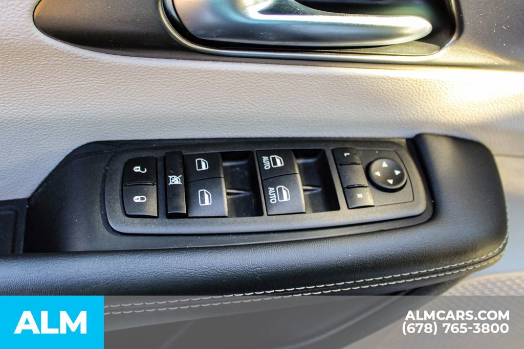 Used 2024 Chrysler Pacifica Select image 43