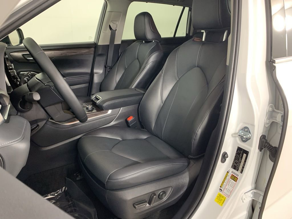 Used 2026 Toyota Highlander Limited image 32