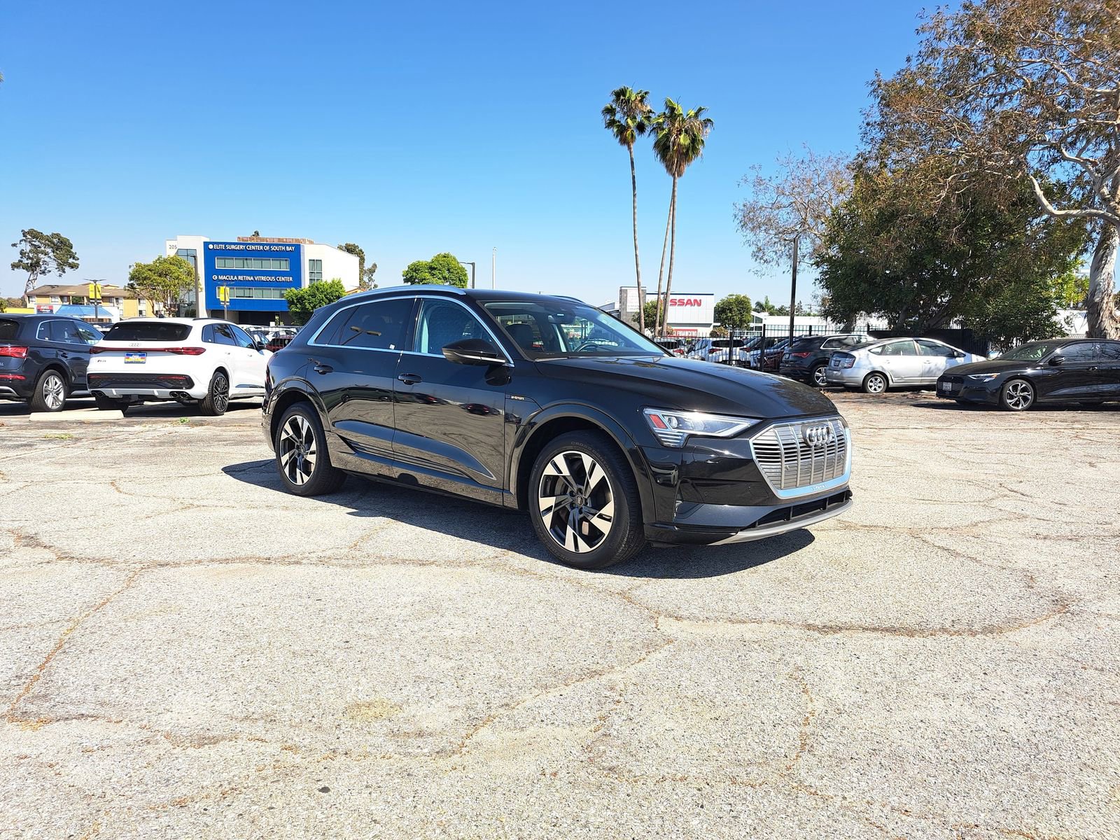 Used 2023 Audi e-tron Premium Plus w/ Premium Plus Package image 2