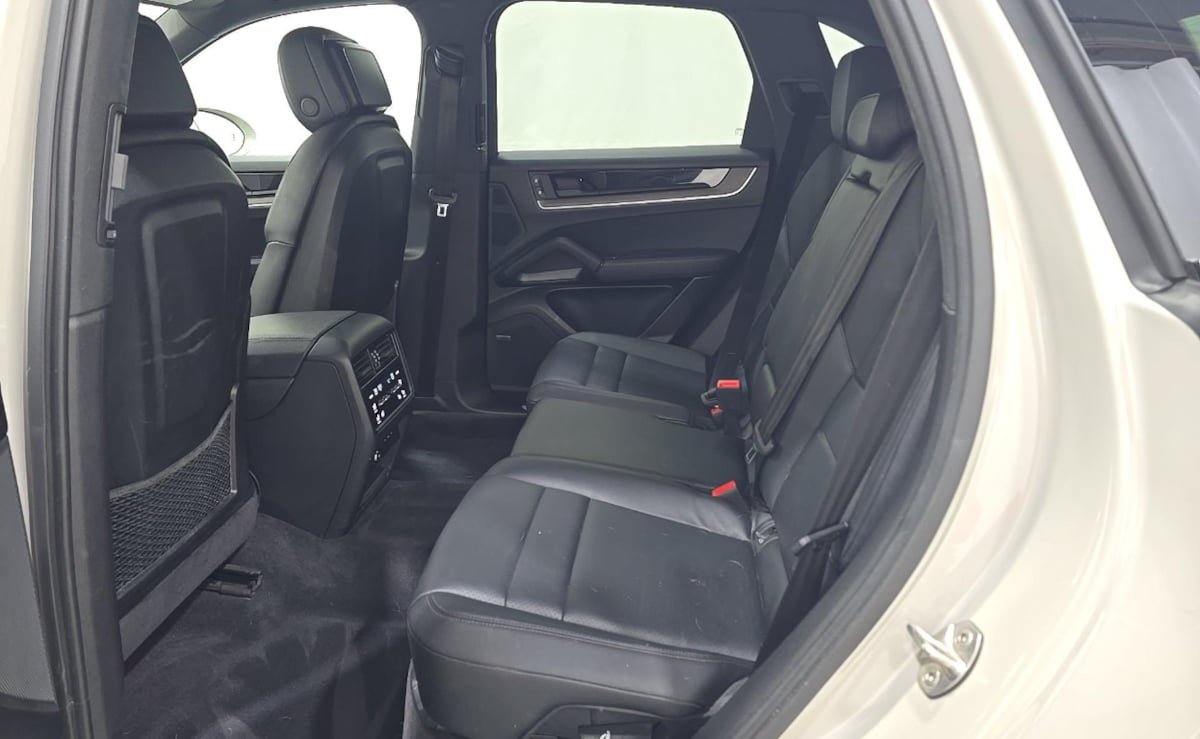 Used 2024 Porsche Cayenne AWD/4WD image 8