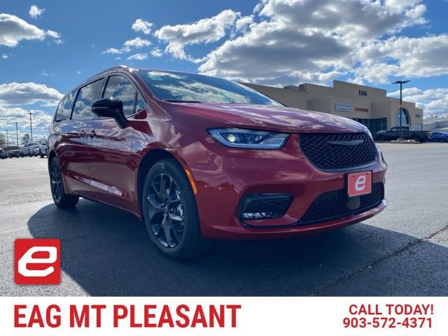 New 2026 Chrysler Pacifica Select