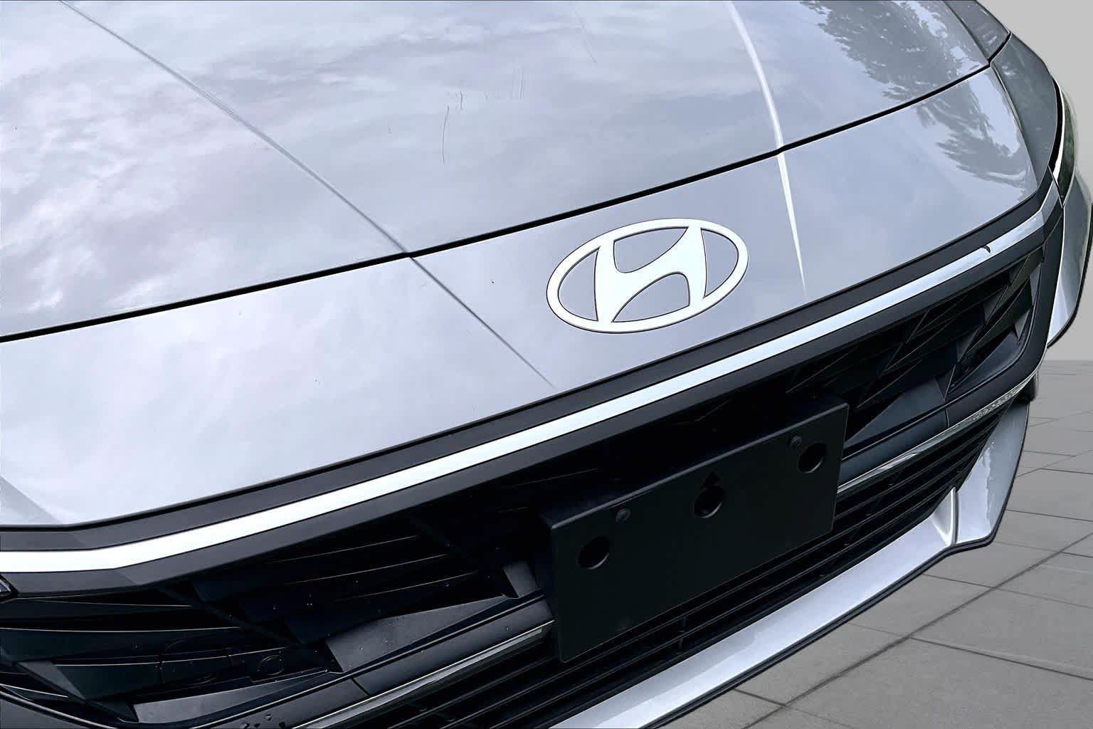 Used 2026 Hyundai Elantra SE FWD image 29