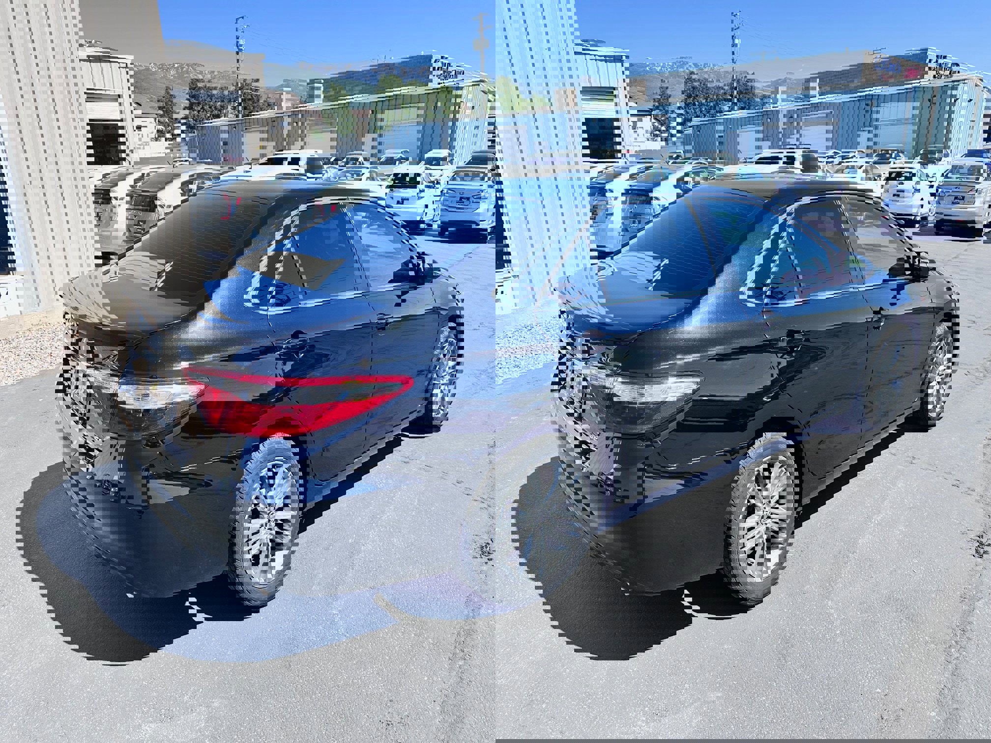 Used 2017 Toyota Camry SE image 3