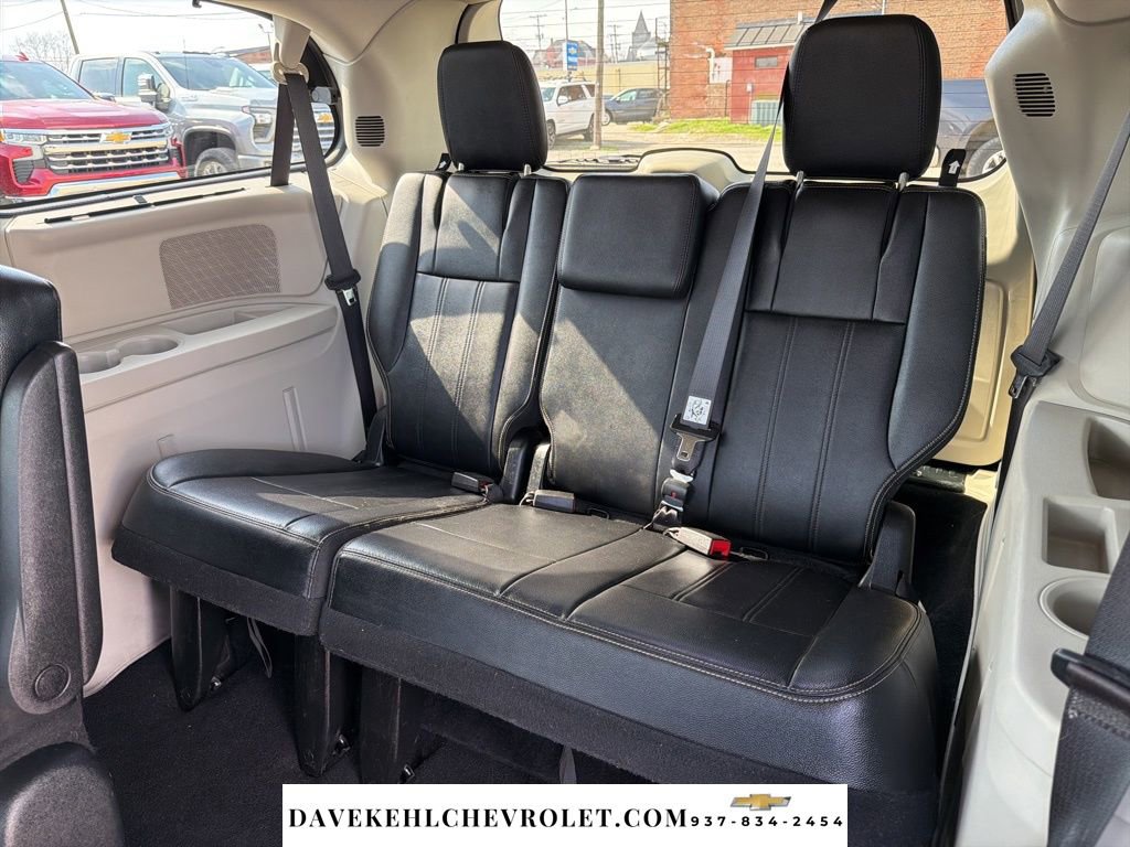 Used 2015 Chrysler Town & Country Touring image 17