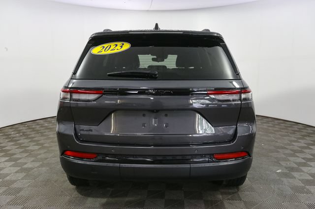 Used 2023 Jeep Grand Cherokee Altitude AWD/4WD image 9