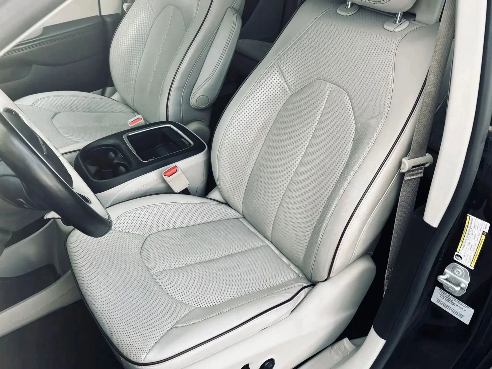 Used 2017 Chrysler Pacifica Limited FWD image 14